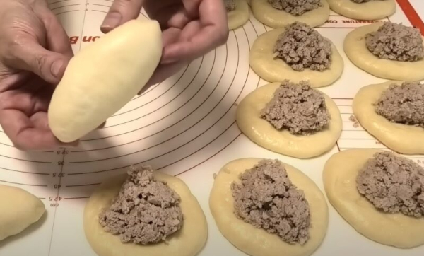 Мягкие пышные пирожки с рисом и мясом: сочная начинка и тесто, как в детстве. Нежные, как облако