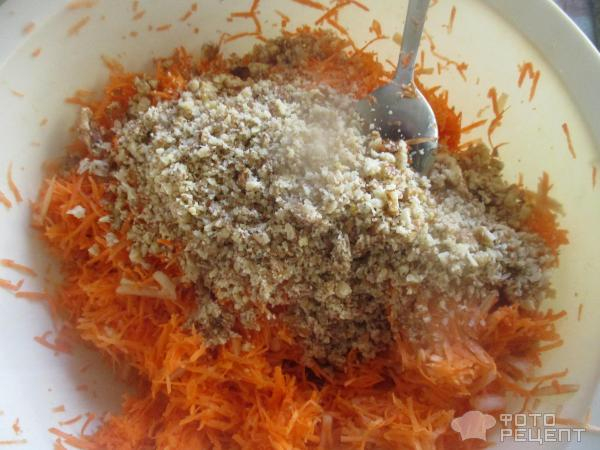 Рецепт: Морковный салат - с чесноком, орехами, яблоками под майонезом