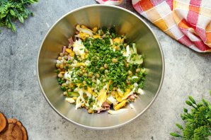 Салат с колбасой и яйцами