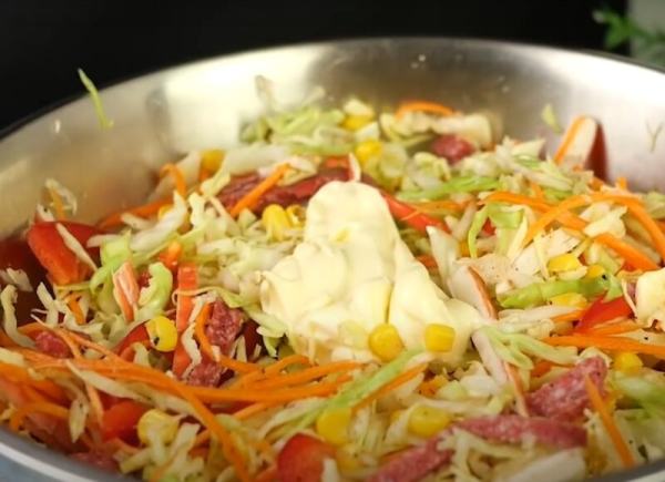 Быстрый праздничный салат без майонеза. Закуска с крабовыми палочками за 5 минут!