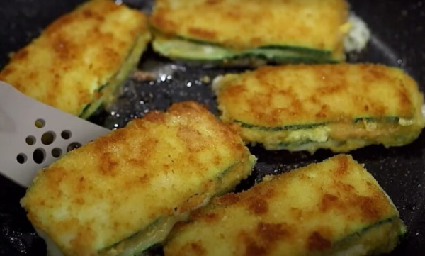 Кабачки по-новому: с хрустящей корочкой и тающим сыром. Доступный рецепт — готовлю все лето без устали