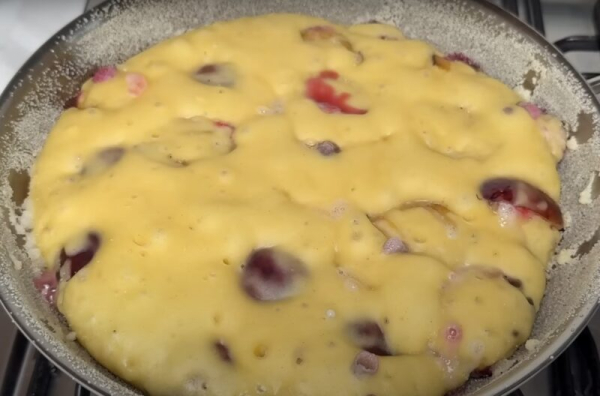 Пирог, который вас удивит: готовится на сковороде, а по вкусу – как из печи! Рецепт, который полюбят все