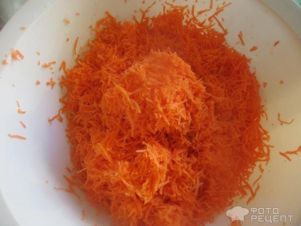 Рецепт: Морковный салат - с чесноком, орехами, яблоками под майонезом