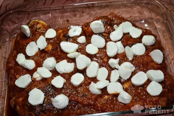Рецепт: Куринная грудка в томатном соусе с моцареллой - в духовке