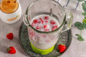 Молочный коктейль с клубникой без мороженого