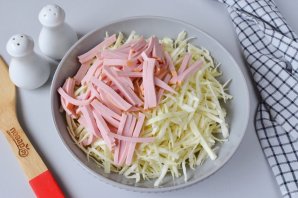 Салат с кукурузой и колбасой
