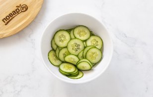 Салат из огурцов с укропом