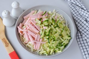 Салат с кукурузой и колбасой