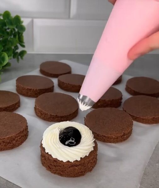 Кремовое пирожное с джемом и шоколадным бисквитом. Изысканный десерт: вкус словами не передать