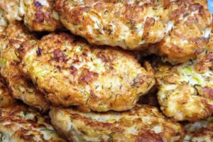 Летом самое то: подсели всей семьей на эту вкуснятину. Нежные и сочные котлетки из кабачков