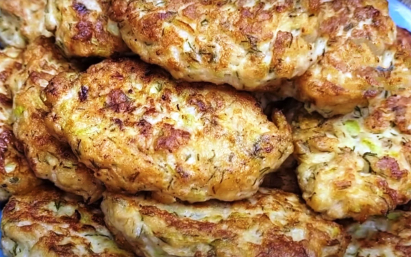 Летом самое то: подсели всей семьей на эту вкуснятину. Нежные и сочные котлетки из кабачков post thumbnail image