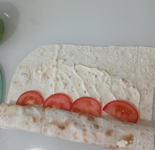 Рецепт: Закусочные рулетики из лаваша - Со свежими помидорами, сыром и колбасой