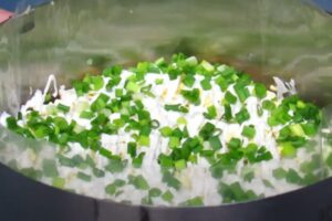 Салат, который выглядит как из ресторана! Свежий, но при этом удивительно сытный — гости всегда просят рецепт