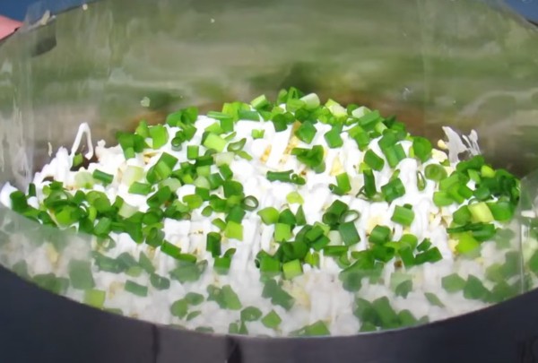 Салат, который выглядит как из ресторана! Свежий, но при этом удивительно сытный — гости всегда просят рецепт post thumbnail image
