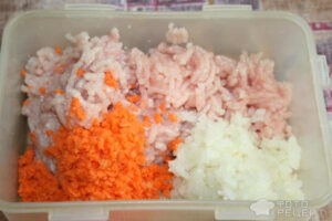 Рецепт: Колбаски куриные — в оболочке из куриной кожи