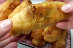 Сочные пирожки «Пятиминутки». Вкусный и быстрый завтрак для всей семьи: рецепт без духовки