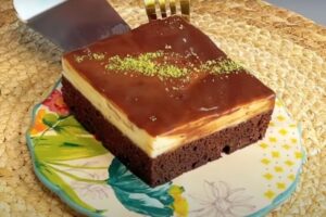 Бисквитный торт с молочным кремом. Даже через день остаётся мягким: рецепт без сложных ингредиентов