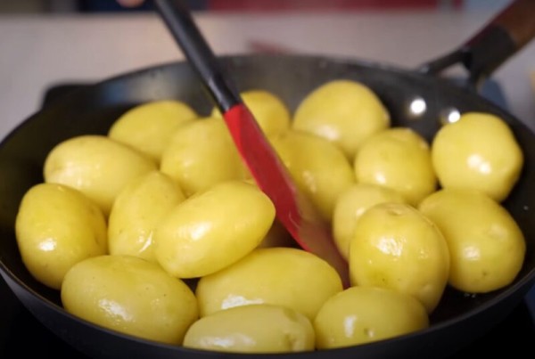 Молодая жареная картошка. Настолько вкусно, что вы влюбитесь в это блюдо: универсальный гарнир для любого праздничного стола