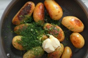 Жареная картошка, как в детстве, но еще вкуснее! Маленький трюк с маслом и укропом и обычный гарнир становится шедевром