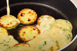 Кабачки, помидоры и яйца. Как приготовить идеально вкусный летний ужин: простое и сытное блюдо