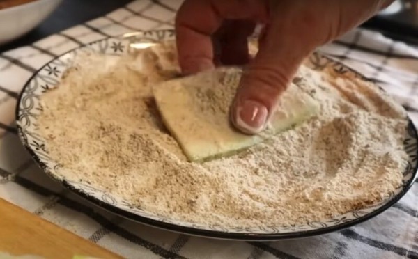 Обычные кабачки на вкус – как сочные отбивные. Идеально для летнего пикника: хрустят и тают во рту
