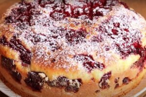 Вкус детства. Пирог на сметане с ягодами – нежность в каждом кусочке