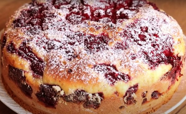 Вкус детства. Пирог на сметане с ягодами – нежность в каждом кусочке post thumbnail image
