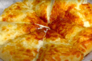 Хачапури по-мегрельски: вкуснее, чем в ресторане! Проверенный рецепт с хрустящей корочкой и нежной сырной начинкой
