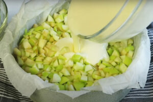 Яблочный пирог, который удивляет. Простой в приготовление, а вкус запомнился на всю жизнь — просто восторг