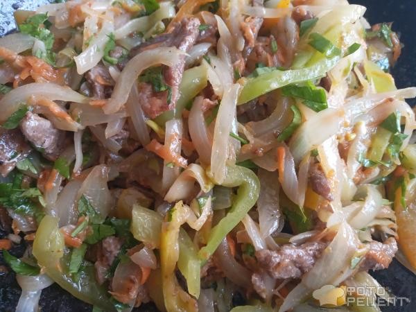 Рецепт: Черная рисовая лапша с уткой и овощами - На скорую руку