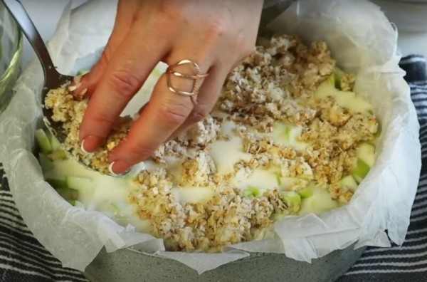 Яблочный пирог, который удивляет. Простой в приготовление, а вкус запомнился на всю жизнь — просто восторг