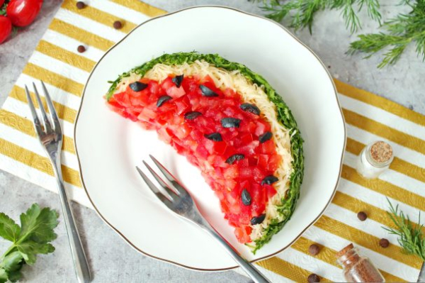 Салат «Арбузная долька» с курицей и грибами post thumbnail image