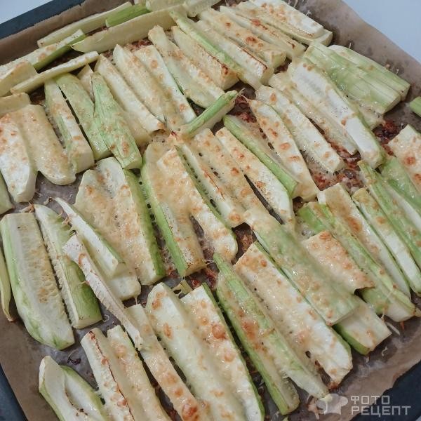 Рецепт: Кабачки в сырной шубке - Кабачки фри, запечённые в духовке с сыром.