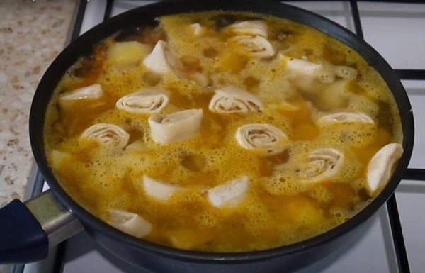 Легко заменит все обычные супы с галушками. Штрудель с мясом и картошкой: приготовила и не пожалела