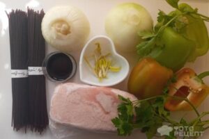 Рецепт: Черная рисовая лапша с уткой и овощами — На скорую руку