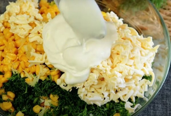 Самый летний рецепт — вкус обалденный. Вся семья подсела на этот салат: готовим на даче за 5 минут