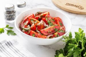 Маринованные помидоры с зеленью