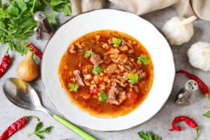 Классическое «Харчо» с солеными огурцами