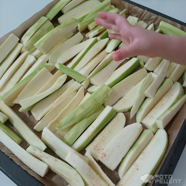 Рецепт: Кабачки в сырной шубке - Кабачки фри, запечённые в духовке с сыром.