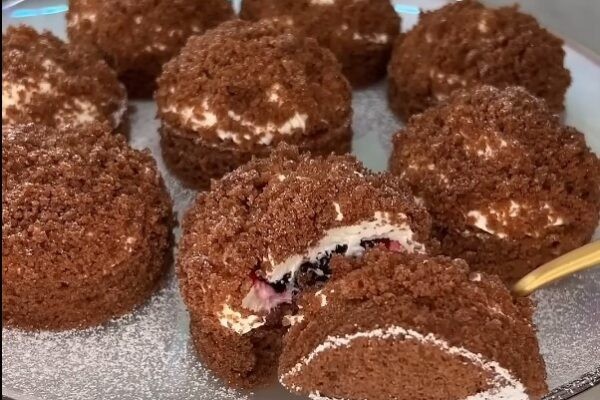 Кремовое пирожное с джемом и шоколадным бисквитом. Изысканный десерт: вкус словами не передать