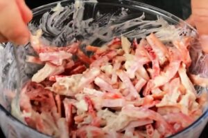 Мясной салат «Люкс». Подходит и для обычного ужина и на праздничный стол: в составе 2 вида нежного мяса