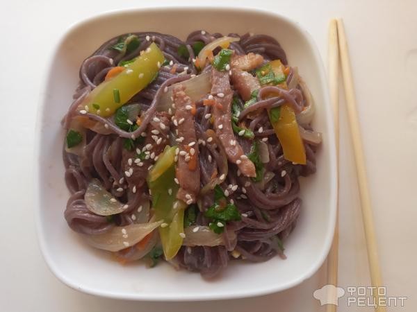Рецепт: Черная рисовая лапша с уткой и овощами - На скорую руку