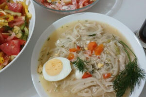 Рецепт: Удон с овощами и курицей — Суп с лапшой удон с курицей, яйцом и овощами. Ужин в азиатском стиле.