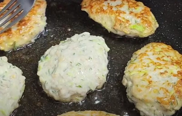 Летом самое то: подсели всей семьей на эту вкуснятину. Нежные и сочные котлетки из кабачков