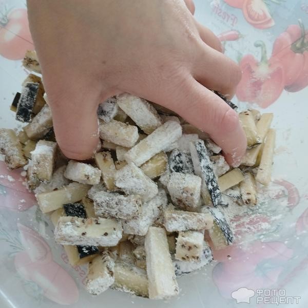 Рецепт: Салат с хрустящими баклажанами - Хрустящие баклажаны, обжаренные в крахмале. Салат по мотивам китайской кухни.