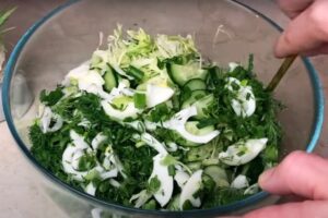 Хрустящий, сочный и невероятно вкусный! Самый летний салат из капусты: простой рецепт на скорую руку