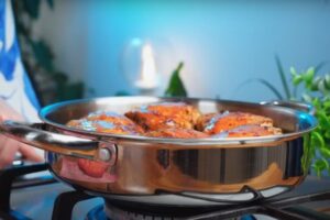 Куриные бедра по-новому. Хрустящие и сочные: вкусное блюдо из курицы на обед или ужин