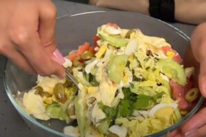 Салат «В десятку» из капустных остатков: быстро, вкусно и празднично. Рецепт удивит даже гурманов