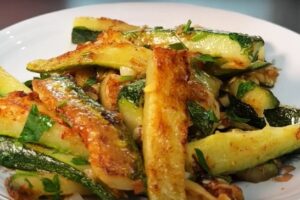 Невероятно вкусно и просто. Жареные кабачки с чесноком – идеальная закуска для дружеских посиделок