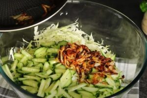 Необычный капустный салат с мясным вкусом. Простой рецепт, который удивит даже гурманов